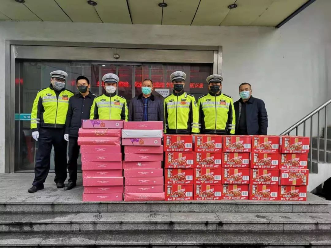 · 警民團(tuán)結(jié)，齊心抗疫，傳遞滿滿正能量