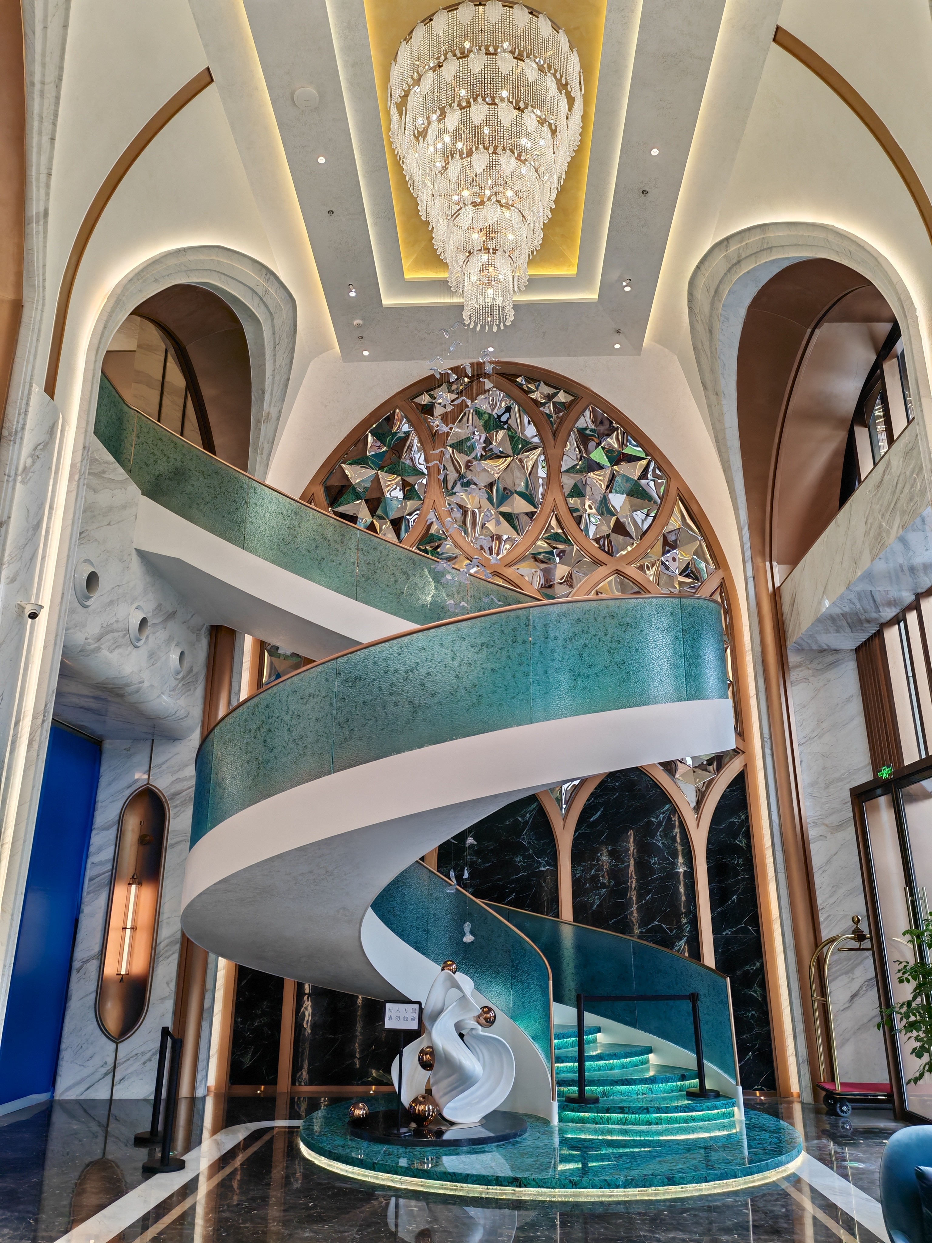 內(nèi)景拍攝超出片 ——欣旺裕隆旋轉(zhuǎn)樓梯